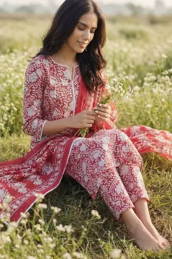 Women Floral Printed Regular Kurta with Trousers & With Dupatta