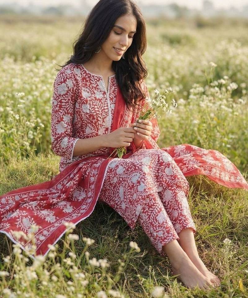 Women Floral Printed Regular Kurta with Trousers & With Dupatta