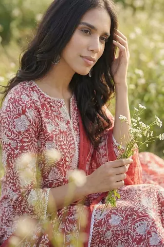 Women Floral Printed Regular Kurta with Trousers & With Dupatta