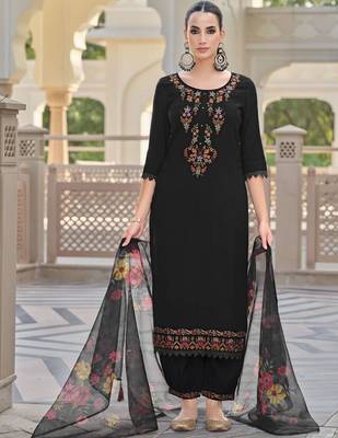 Floral Embroidered Thread Work Straight Kurta With Trousers And Dupatta 1