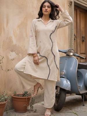 Women Regular Thread Work Kurta with Trousers 1