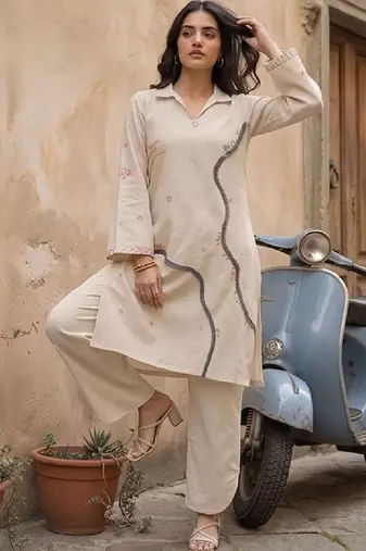 Women Regular Thread Work Kurta with Trousers