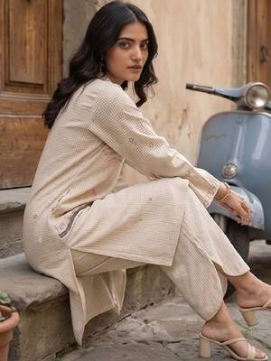 Women Regular Thread Work Kurta with Trousers 3