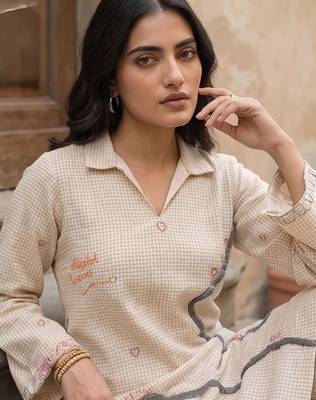 Women Regular Thread Work Kurta with Trousers 5