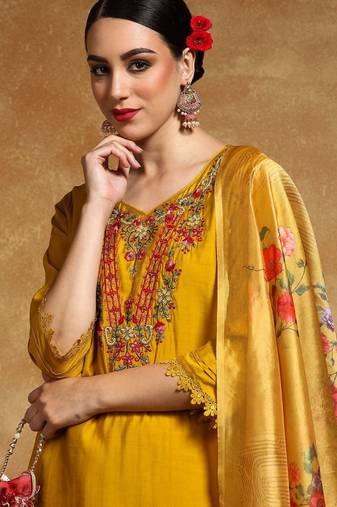 Women Floral Yoke Design Regular Thread Work Kurta with Trousers & With Dupatta