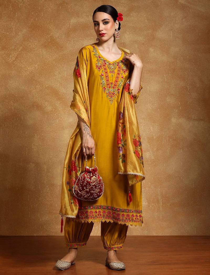 Women Floral Yoke Design Regular Thread Work Kurta with Trousers & With Dupatta