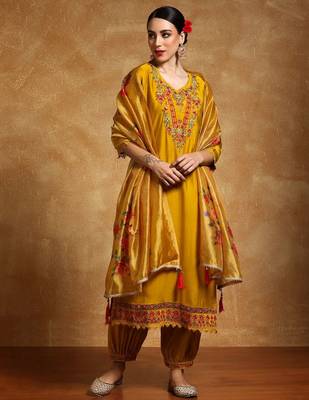 Women Floral Yoke Design Regular Thread Work Kurta with Trousers & With Dupatta 3