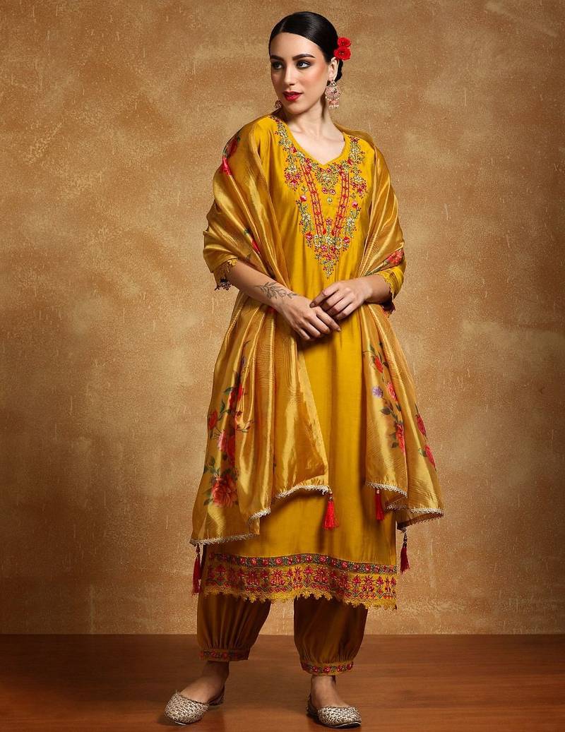 Women Floral Yoke Design Regular Thread Work Kurta with Trousers & With Dupatta