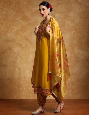 Women Floral Yoke Design Regular Thread Work Kurta with Trousers & With Dupatta 4