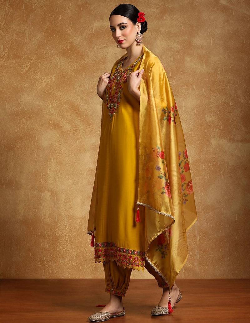 Women Floral Yoke Design Regular Thread Work Kurta with Trousers & With Dupatta
