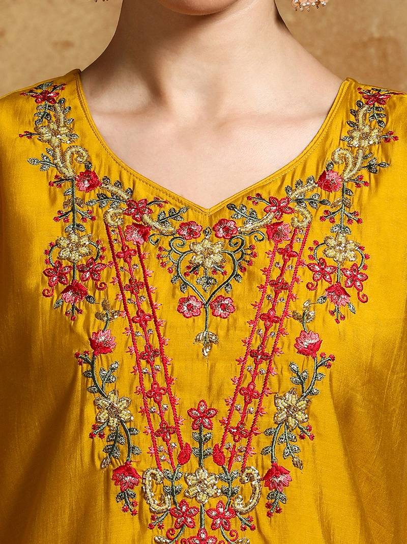 Women Floral Yoke Design Regular Thread Work Kurta with Trousers & With Dupatta
