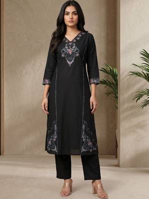 Women Ethnic Motifs Embroidered Regular Thread Work Kurta with Trousers 1