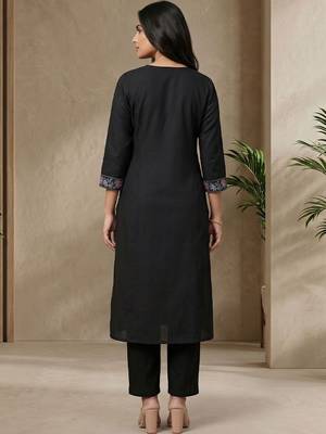 Women Ethnic Motifs Embroidered Regular Thread Work Kurta with Trousers 3