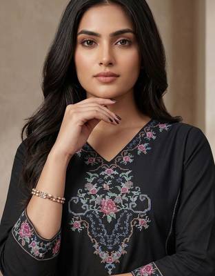 Women Ethnic Motifs Embroidered Regular Thread Work Kurta with Trousers 5