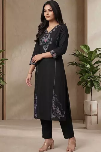 Women Ethnic Motifs Embroidered Regular Thread Work Kurta with Trousers