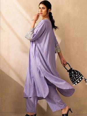 Women Embroidered Regular Thread Work Kurta with Trousers 5