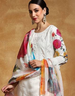 Women Embroidered Regular Thread Work  Cotton Kurta with Trousers & Dupatta 2