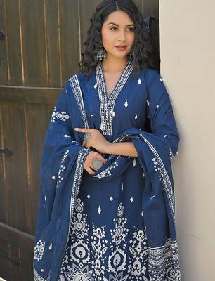Women Floral Printed Regular Kurta with Trousers & With Dupatta 2