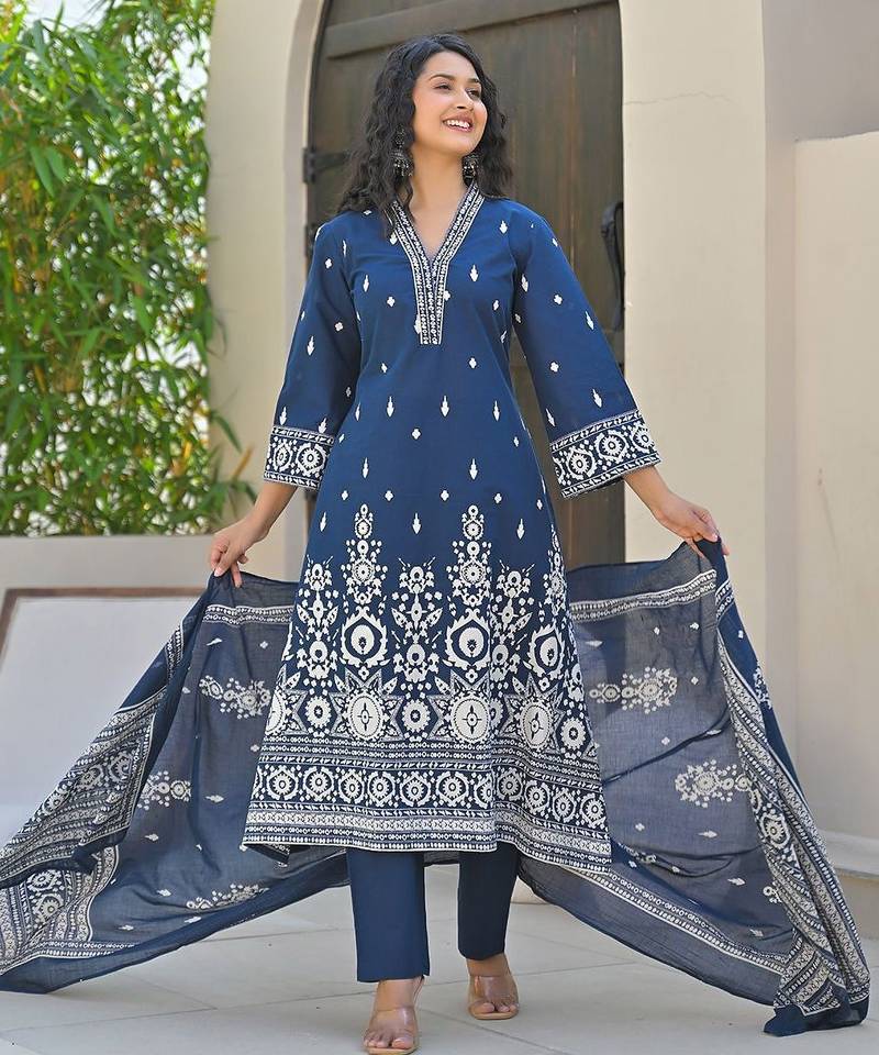 Women Floral Printed Regular Kurta with Trousers & With Dupatta