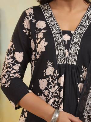 Women Floral Printed Regular  Cotton Kurta with Trousers & With Dupatta 3