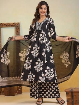 Women Floral Printed Regular  Cotton Kurta with Trousers & With Dupatta 7