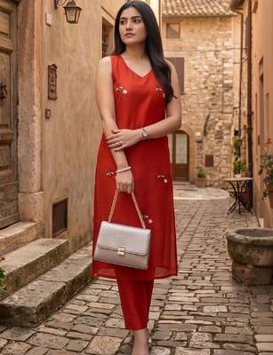 Women Embroidered Regular Thread Work Kurta with Trousers 1