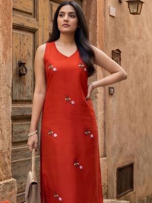 Women Embroidered Regular Thread Work Kurta with Trousers 3