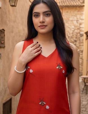 Women Embroidered Regular Thread Work Kurta with Trousers 7
