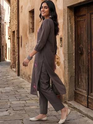 Women Embroidered Regular Thread Work Kurta with Trousers 3
