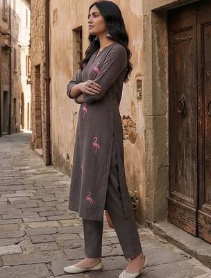 Women Embroidered Regular Thread Work Kurta with Trousers 4