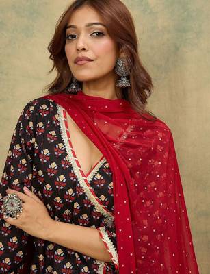 Floral Printed V-Neck Angrakha Kurta With Trousers & Dupatta 2