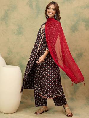 Floral Printed V-Neck Angrakha Kurta With Trousers & Dupatta 7