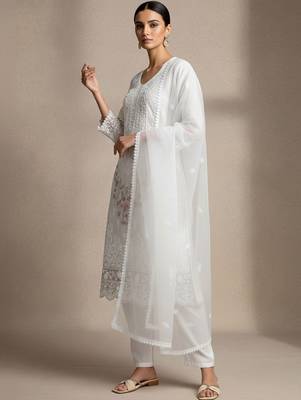 Women Floral Embroidered Regular Thread Work Kurta with Trousers & With Dupatta 2