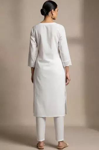 Women Floral Embroidered Regular Thread Work Kurta with Trousers & With Dupatta