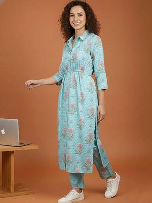 Women Floral Printed Regular Kurta with Trousers 1