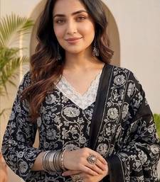 Women Floral Printed Regular Kurta with Trousers & With Dupatta