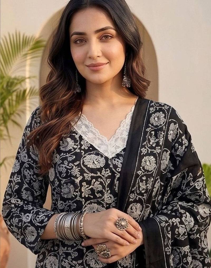 Women Floral Printed Regular Kurta with Trousers & With Dupatta