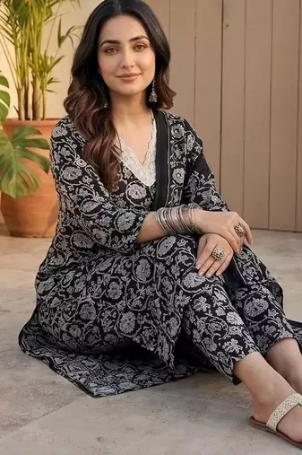 Women Floral Printed Regular Kurta with Trousers & With Dupatta