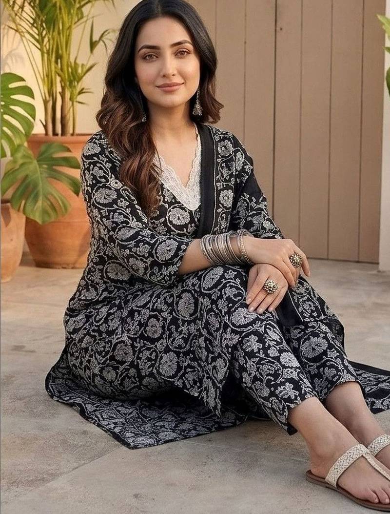 Women Floral Printed Regular Kurta with Trousers & With Dupatta