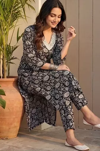 Women Floral Printed Regular Kurta with Trousers & With Dupatta