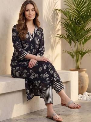 Women Floral Printed Regular Kurta with Trousers 3