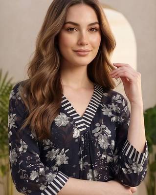 Women Floral Printed Regular Kurta with Trousers 6