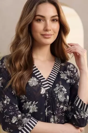Women Floral Printed Regular Kurta with Trousers