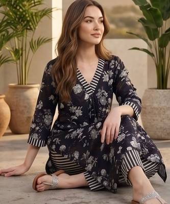 Women Floral Printed Regular Kurta with Trousers 7