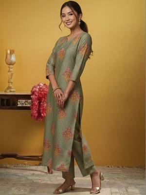 Women Ethnic Motifs Printed Regular Kurta with Trousers 3