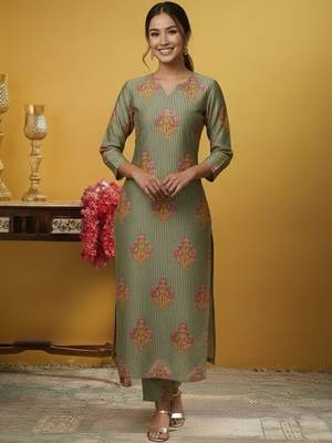 Women Ethnic Motifs Printed Regular Kurta with Trousers 4