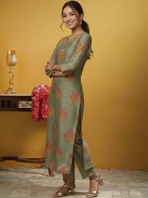 Women Ethnic Motifs Printed Regular Kurta with Trousers 6