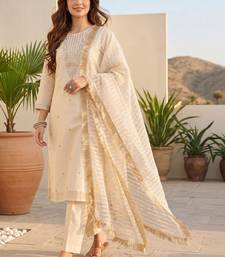 Women Ethnic Motifs Embroidered Regular Thread Work Kurta with Trousers & With Dupatta