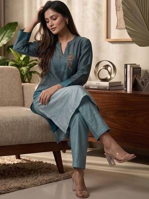 Women Ombre Dyed Regular Thread Work Kurta with Trousers 5