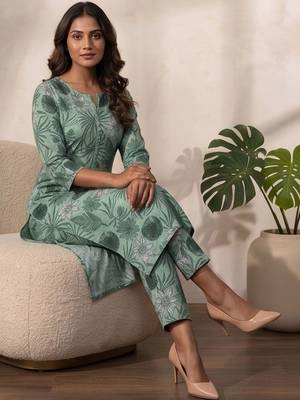 Women Floral Printed Regular Kurta with Trousers 2